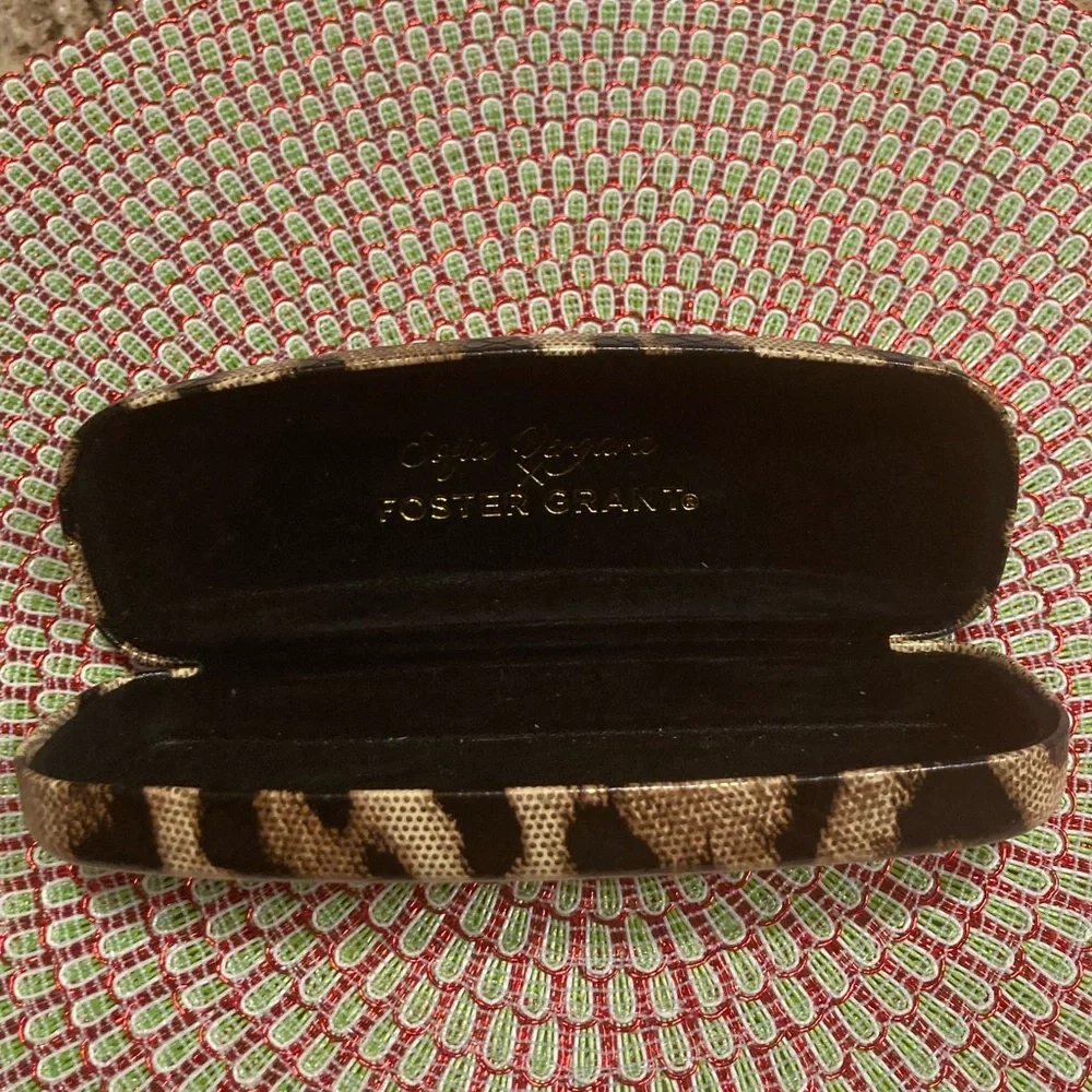 Sofia vergara foster grant eyeglass case - Picture 4 of 4